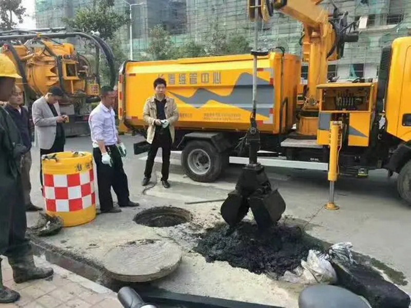 独山子街道：网格员化身“清道夫”，为民解忧疏通“堵心”化粪池