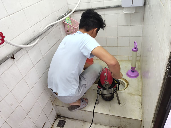 独山子肥皂掉到马桶里把马桶堵住了怎么办？马桶堵住了怎么办