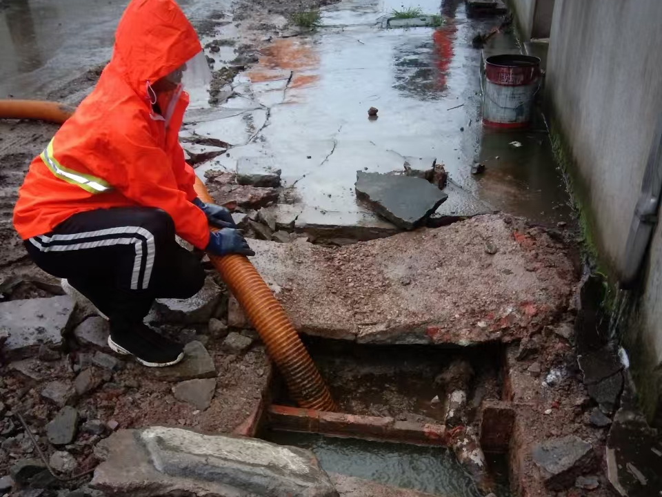 独山子专业清理污水池 炜誉市政以规范流程守护城市 “肠道”